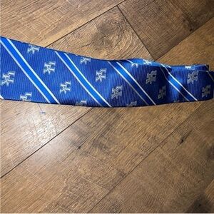 Eagles Wings University of Kentucky Collegiate Tie - 100% Silk